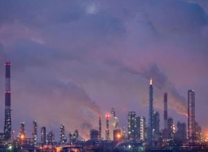 ucrania-ataca-fabrica-russa-a-mais-de-1.600-km-da-fronteira,-diz-governador