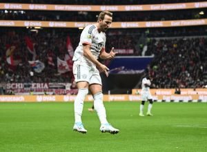 em-dia-de-recorde-de-kane,-bayern-vence-o-frankfurt-e-dispara-na-bundesliga