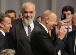 lideres-de-franca,-albania-e-azerbaijao-sao-‘flagrados’-rindo-de-trump