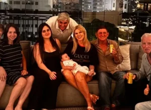 com-cancer,-val-marchiori-reencontra-o-irmao-apos-15-anos-brigados