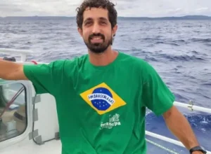 primeiro-integrante-solto-da-flotilha-global-sumud-denuncia-violencia