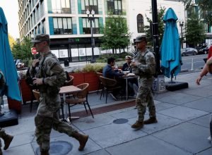 guarda-nacional:-trump-ameaca-recorrer-a-lei-de-insurreicao.-entenda