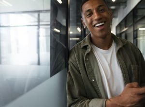 projeto-oferece-mais-de-60-mil-bolsas-de-estudo-para-profissionais-negros