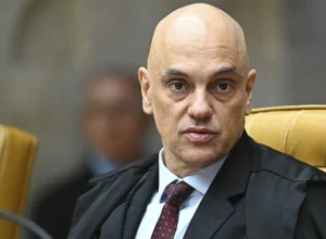 moraes-autoriza-bolsonaro-a-receber-barbeiro-em-casa