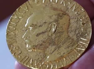 nobel-da-paz:-entenda-como-funciona-e-a-politica-por-tras-do-premio