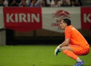 ex-botafogo,-gatito-fernandez-tem-duas-falhas-bizarras-em-japao-x-paraguai