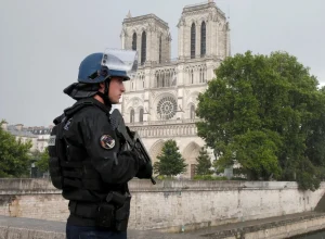 carta-anonima-alerta-para-ataque-em-notre-dame:-“vao-causar-um-massacre”