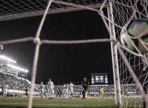 sao-paulo-avalia-mandar-mais-jogos-na-vila-belmiro-ainda-em-2025