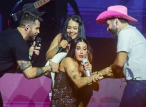 ana-castela-e-derrubada-no-palco-durante-show;-ze-felipe-estava-na-plateia
