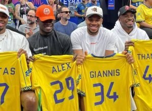 alex-antetokounmpo-assina-com-o-bucks-e-faz-historia-ao-lado-dos-irmaos