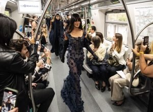 spfw-n60:-gloria-coelho-desfila-colecao-em-vagao-de-trem-em-movimento