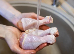 lavar-o-frango-antes-de-cozinhar-pode-matar,-e-a-ciencia-explica-o-porque