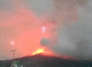 vulcao-entra-em-erupcao-na-indonesia-e-lanca-fumaca-a-10-km-de-altura