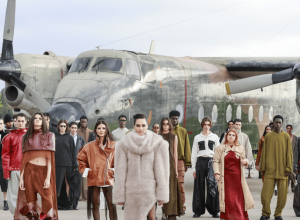 spfw-n60:-forca-faz-desfile-com-show-de-paraquedismo;-veja