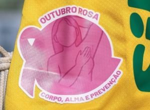 palmeiras:-torcedoras-que-tratam-cancer-entram-em-campo-e-se-emocionam