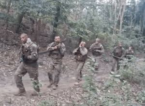 bope-faz-novas-buscas-por-traficante-sardinha,-do-cv,-no-rio