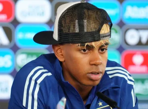 yamal-gera-mal-estar-no-barcelona-apos-atraso-e-quase-punicao,-diz-radio