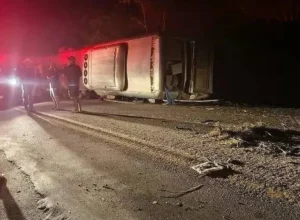 acidente-com-onibus-deixa-mortos-e-feridos-na-br-423,-em-pernambuco