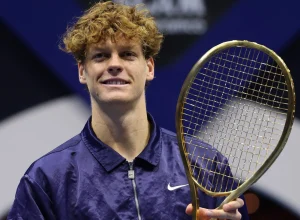 sinner-ganha-raquete-de-ouro-de-r$-1,5-milhao-apos-titulo-no-six-kings-sobre-alcaraz