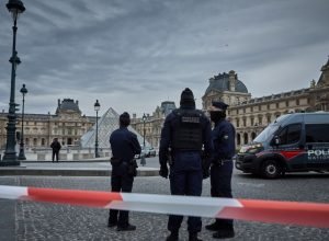 assalto-no-louvre:-especialista-explica-importancia-de-pecas-do-museu