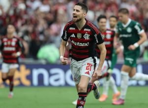 flamengo-vence-palmeiras,-encosta-na-lideranca-e-embola-o-brasileirao