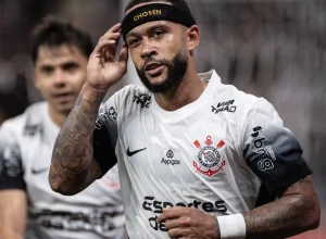 memphis-debocha-de-zagueiro-do-atletico-mg-apos-receber-bolada-em-vitoria-do-corinthians