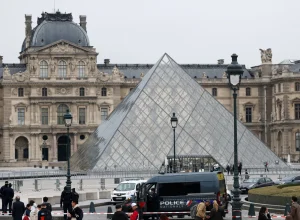 louvre-chegou-a-abrir-nesta-segunda,-mas-fechou-novamente-apos-assalto