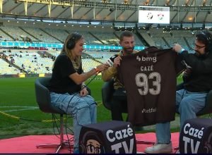 aniversariante,-casimiro-recebe-presente-do-presidente-do-vasco-no-maracana