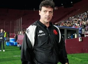 fernando-diniz-e-direto-e-faz-coro-por-jogador-do-vasco-na-copa-do-mundo
