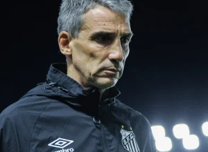 vojvoda-aceita-cobrancas,-pede-para-torcida-‘acreditar’,-mas-sequencia-do-santos-e-complicada