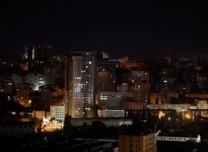 ataques-russos-em-kiev-matam-uma-pessoa-e-provocam-incendios