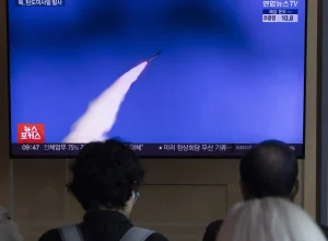 pyongyang-lanca-misseis-na-vespera-da-visita-de-trump-a-coreia-do-sul