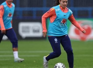 meio-campista-angelina-espera-jogo-dificil-contra-a-inglaterra