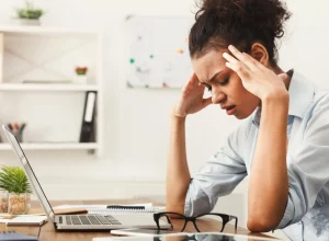 dor-de-cabeca-frequente:-causas-e-quando-buscar-ajuda
