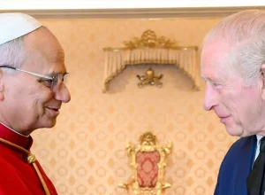 veja-as-imagens-do-encontro-do-rei-charles-iii-com-o-papa-leao-xiv