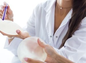 por-que-silicone-nao-evita-flacidez-nas-mamas?-entenda