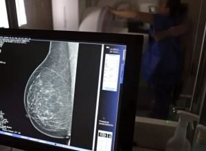 outubro-rosa:-como-receber-o-auxilio-doenca-em-tratamento-de-cancer