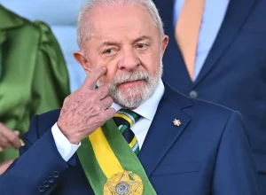 trajetoria-de-vida-de-lula-da-silva-vira-enredo-no-sambodromo-do-rio