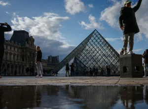policia-francesa-prende-dois-suspeitos-do-assalto-ao-museu-do-louvre