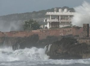 cubanos-protegem-casas-antes-da-chegada-de-furacao-de-categoria-5