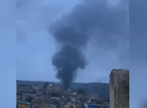 veja-momento-em-que-drone-do-cv-arremessa-bomba-durante-megaoperacao-no-rj