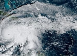 furacao-melissa-perde-forca,-mas-ventos-ainda-sao-catastroficos