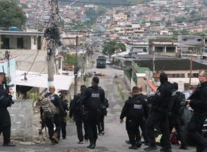 megaoperacao:-apreensoes-de-fuzis-e-policiais-mortos-sao-maiores-em-meses