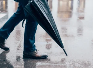 5-truques-para-secar-sapatos-molhados-sem-danificar-o-material