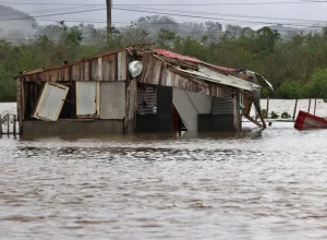 furacao-melissa-deixa-32-mortos-e-um-rastro-de-destruicao-no-caribe