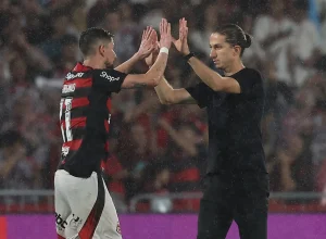 filipe-luis-elogia-flamengo-apos-vaga-na-fibal:-‘este-time-sabe-jogar-libertadores’