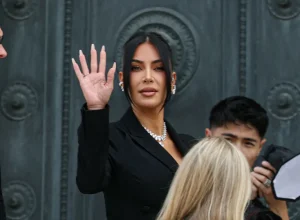 kim-kardashian-diz-nao-acreditar-que-o-homem-pisou-na-lua-em-1969