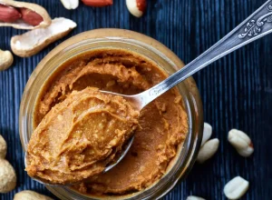 aprenda-a-fazer-manteiga-de-amendoim-caseira-saudavel-e-deliciosa