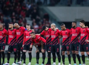 goias-e-athletico-pr-fazem-duelo-direto-por-acesso-na-serie-b-em-dia-de-briga-de-opostos