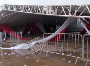 temporal-derruba-estrutura-de-festa-universitaria-em-sp-e-deixa-vitimas